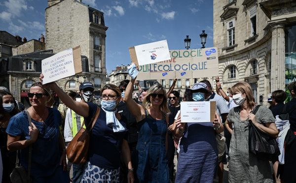 Mobilisation des salariés Hop! en colère devant le siège de la compagnie à Nantes