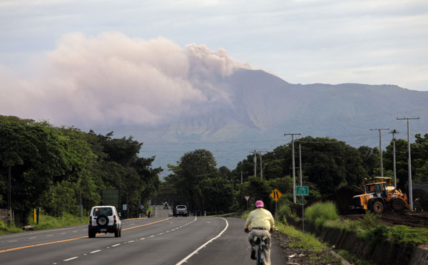 Nicaragua : le volcan Telica en éruption