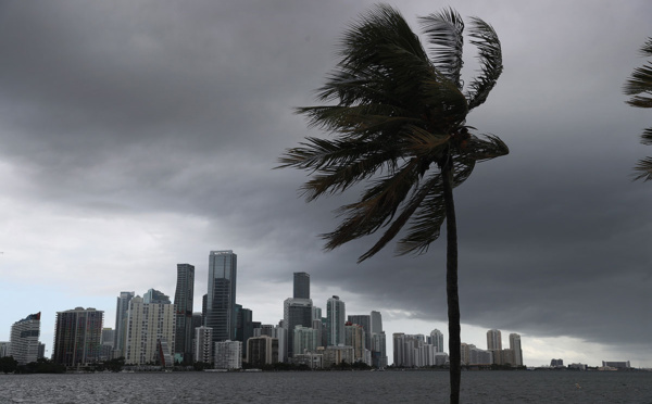 Isaias, rétrogradé en tempête tropicale, approche de la Floride