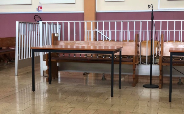 ​Il entend des voix qui lui ordonnent de voler