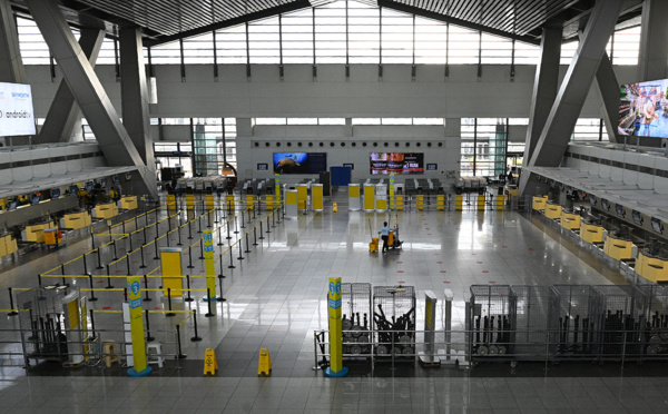 A l'aéroport de Manille, des Philippins coincés par le confinement