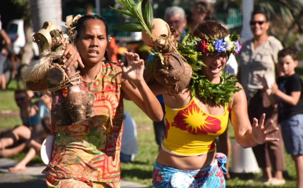La course des porteurs de fruits pour lancer les tū'aro mā'ohi