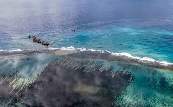 Maurice: le temps presse pour pomper le carburant du bateau échoué