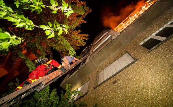 Deux morts dans un violent incendie d'immeuble en bordure de Paris
