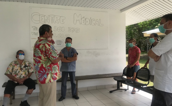 Fritch visite l'infirmerie de Rangiroa