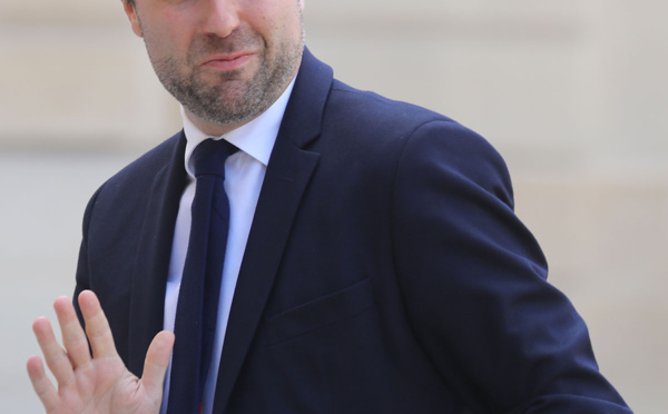 Le ministre des Outre-mer Sébastien Lecornu en déplacement à Maurice avant La Réunion