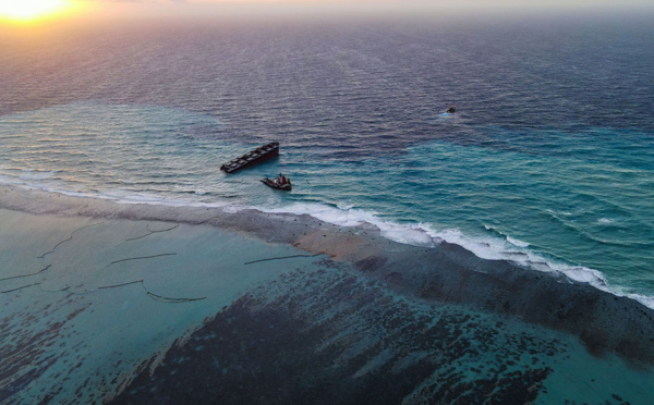 Navire échoué à Maurice: Lecornu craint des boulettes d'hydrocarbures à La Réunion