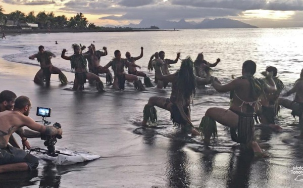Mata Tohora dit stop ! avec son haka pour les cétacés