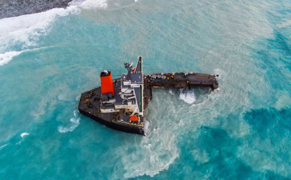 Maurice: la majeure partie de l'épave ayant provoqué une marée noire a été coulée au large