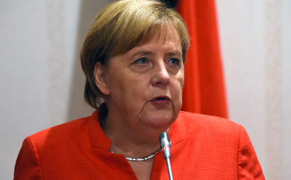 Virus: Merkel durcit les restrictions et douche les espoirs des clubs de football