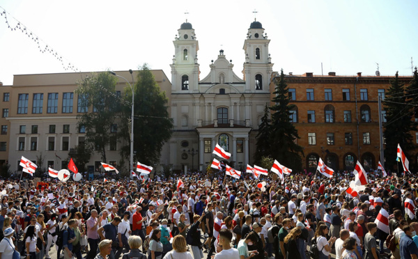Bélarus: des dizaines de milliers de manifestants défilent encore contre Loukachenko