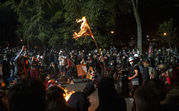 Etats-Unis: un mort à Portland pendant une soirée de heurts entre manifestants antiracistes et pro-Trump