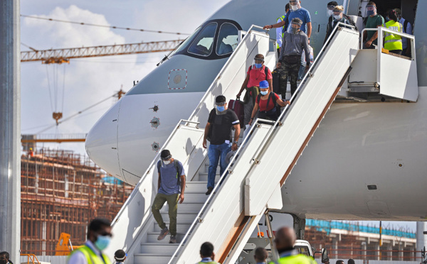 Virus: les Maldives imposent des restrictions au tourisme après une flambée des cas