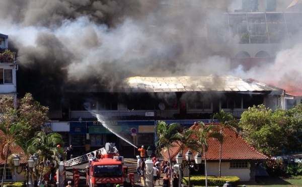 Un incendie ravage quatre magasins à Papeete