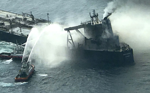 Craintes de nouvelle marée noire dans l'océan Indien avec un incendie sur un pétrolier