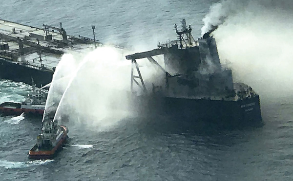 Le pétrolier touché par un incendie près du Sri Lanka, remorqué au large