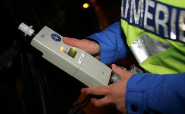 Une jeune femme ivre au volant s’en prend aux gendarmes