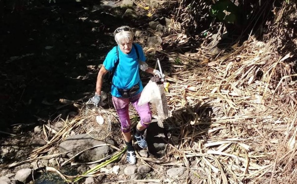 Des "Bourdons" écolos nettoient Moorea