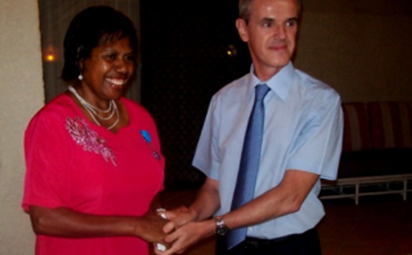 Droits des femmes : une responsable de Vanuatu décorée par la France