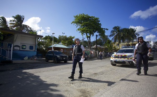 Virus en Guadeloupe: nouvelles restrictions avant un "plan d'action" lundi