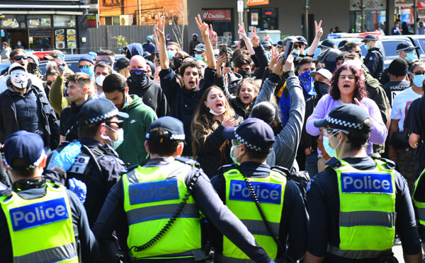 Arrestation à Melbourne de dizaines de manifestants opposés aux restrictions