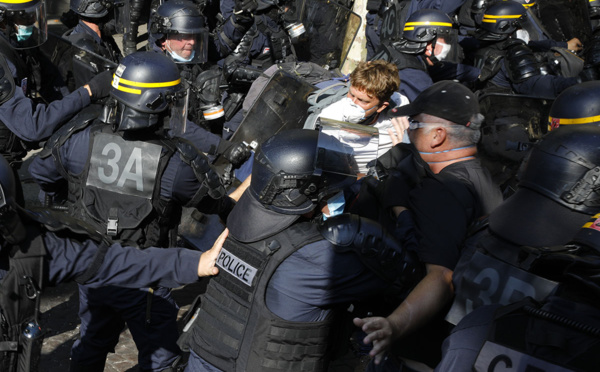 Pour leur rentrée, faible mobilisation des "gilets jaunes", quelques tensions