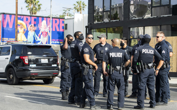 Un homme ayant grièvement blessé deux policiers activement recherché en Californie