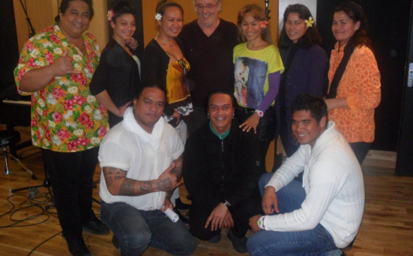 Maxime Leforestier enregistre avec la chorale Show Tahiti Nui