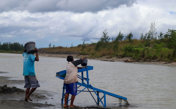 Des Indonésiens risquent tout pour quelques grammes d'or dans les mines sauvages