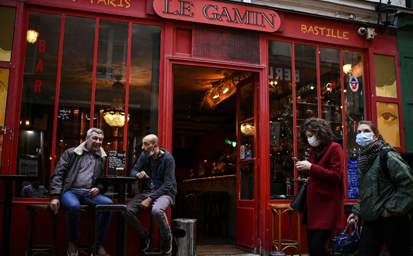 Covid-19: Paris en état d'alerte maximale mais les restaurants restent ouverts