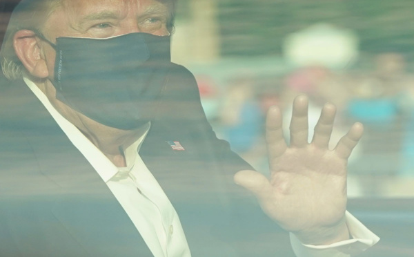 Trump sort saluer ses partisans et suscite les critiques d'experts médicaux