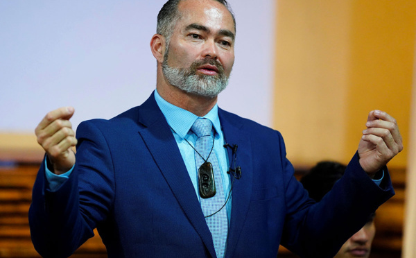 Du blues à la politique, la reconversion d'un complotiste néo-zélandais