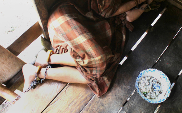 Des Indonésiens souffrant de troubles mentaux enchaînés pendant la pandémie