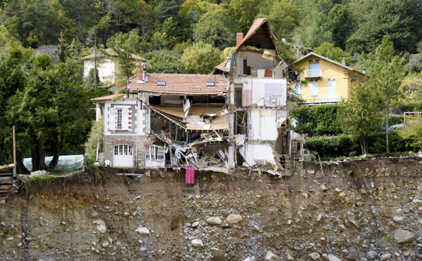 Crues: eau, routes, électricité, une reconstruction estimée à un milliard d'euros