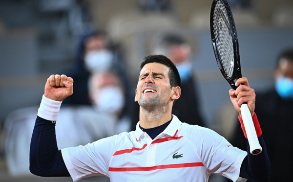 Roland-Garros: Djokovic conjure le mauvais sort dans la douleur