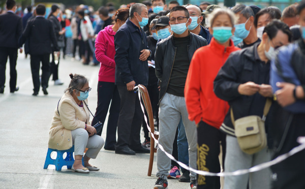 La Chine va dépister une métropole entière, l'Europe renforce les restrictions