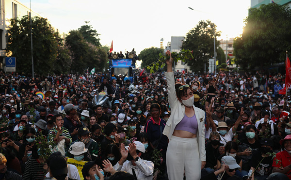 Démonstrations de force rivales de manifestants pro-démocratie et pro-royalistes à Bangkok