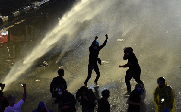 La police disperse des centaines de manifestants pro-démocratie à Bangkok