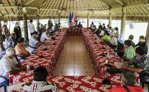 Le couvre-feu fait débat