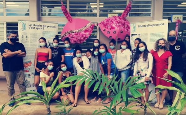 Munoz explique la caricature aux lycéens