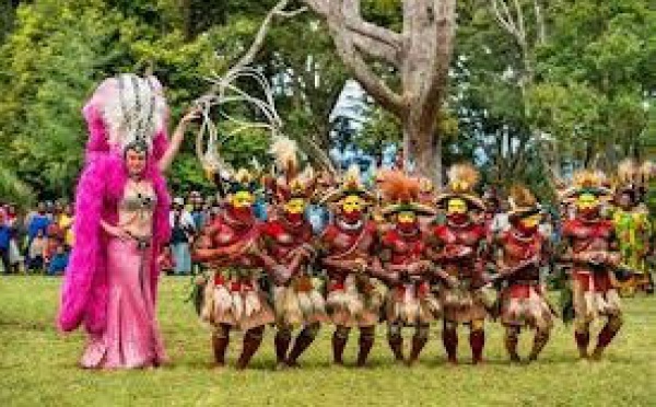 Des girls du Lido chez les Papous: une belle histoire de plumes sur France 5