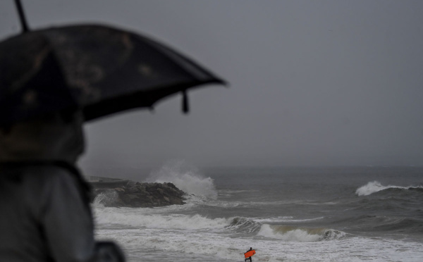 Tempête Barbara: un mort, 61.000 foyers privés d'électricité
