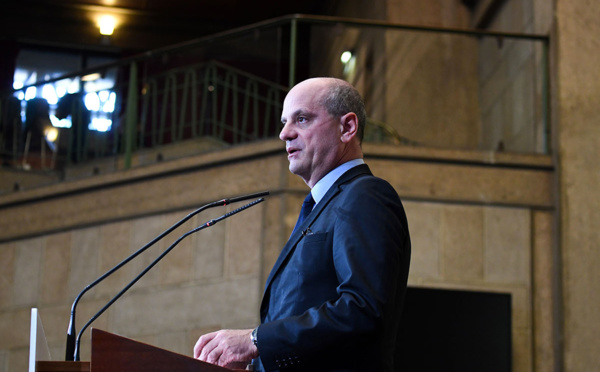 Professeur décapité: Blanquer promet un "cadrage clair" pour la rentrée du 2 novembre