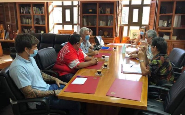 ​L'entraîneur de handball Claude Onesta en séminaire à Tahiti