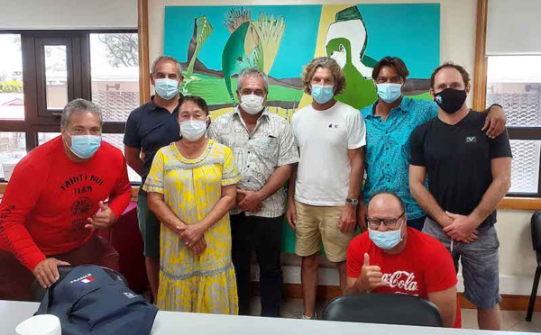 ​Hira Teriinatoofa entraineur olympique de la Fédération française de surf