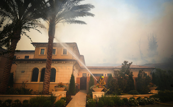 Californie: violents feux de broussailles, 90.000 personnes évacuées