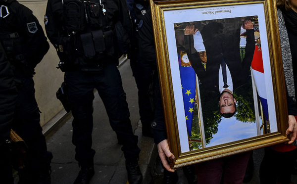 Gers: des décrocheurs de portraits de Macron relaxés au nom de la liberté d'expression