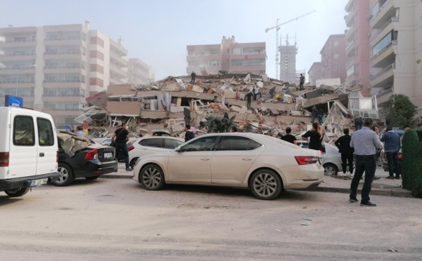 Puissant séisme dans l'ouest de la Turquie, des immeubles effondrés