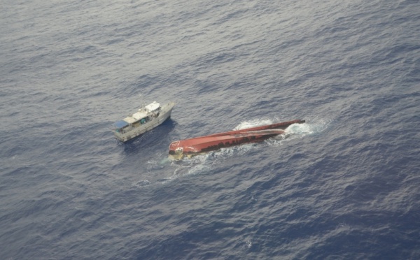 Une épave mystérieuse dévie au large de Rurutu