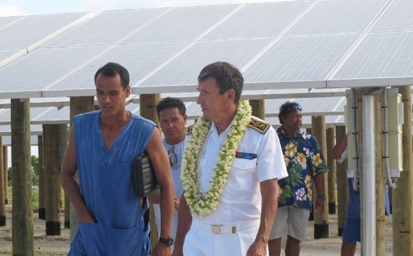 Le Haut-commissaire à Ahe et Manihi